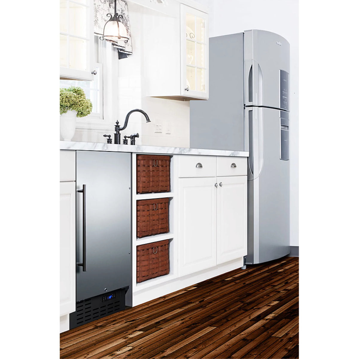 18" Undercounter Crescent Icemaker with Stainless Steel Door Z8665